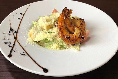 Салат в стиле Цезарь с тигровыми креветками