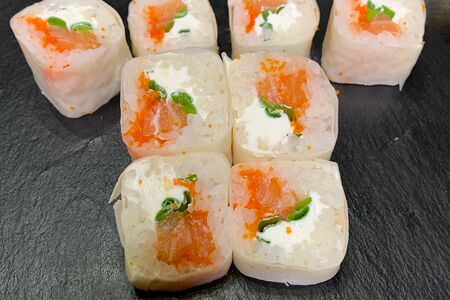 Спринг-ролл с лососем