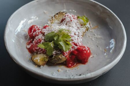 Баклажан с томатами и сулугуни