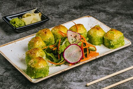 Запеченный зеленый ролл с креветкой