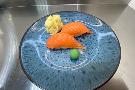 Суши с лососем