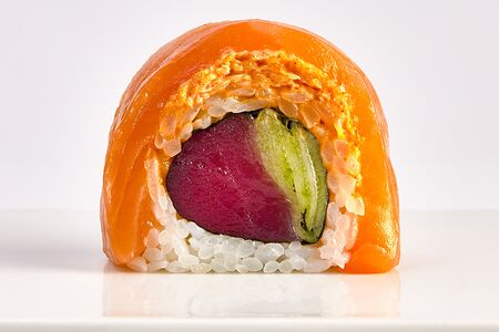 Урамаки-ролл Ginza Salmon с Камчатским крабом