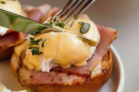 Яйца пашот с беконом