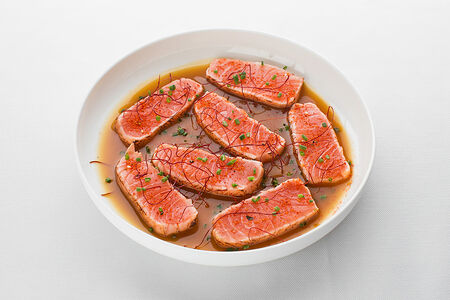 Татаки лосось, кунжут, юдзу