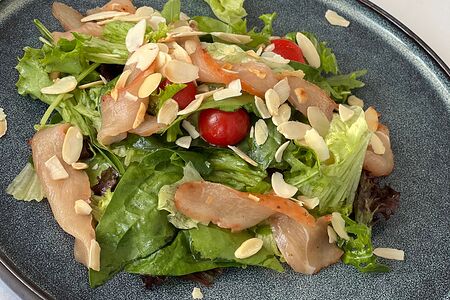 Салат с вяленым цыплёнком и миндалем