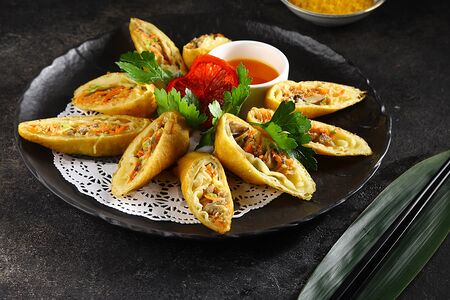 Рулетики с уткой и соусом манго