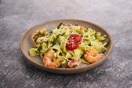 Паста с креветками в соусе песто