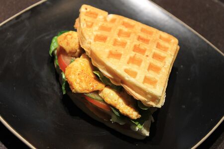 С курицей карри на шпинатной вафле