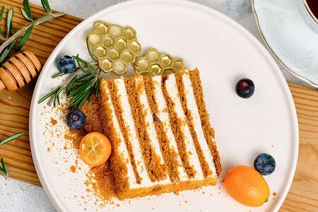 Пирожное Медовик