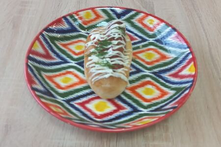 Сосиска в тесте с помидором