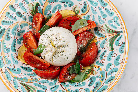 Домашняя буррата с томатами и базиликом