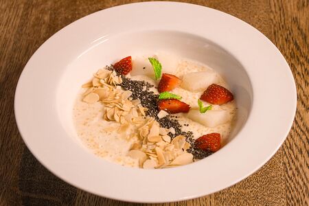 Пшенная каша, миндаль, чиа, дыня