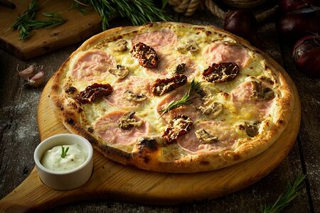 Пицца с индейкой и вялеными томатами