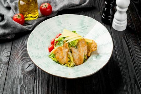 Салат Цезарь с курицей