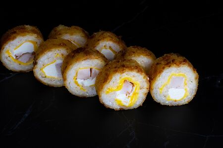 Горячий ролл с копченой грудкой