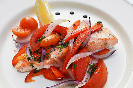 Семга с овощами