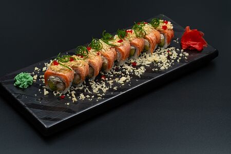 Ролл с лососем татаки