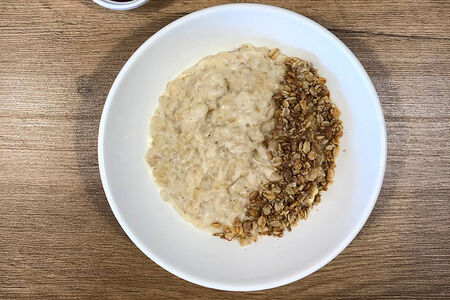 Каша овсяная на молоке с гранолой