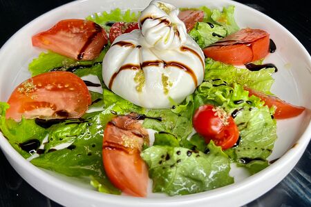 Салат с сыром буррата