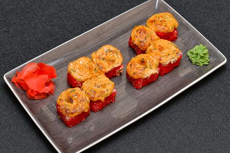 Запеченный спайси-ролл с угрем