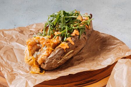 Запечённый картофель с куриным филе и сыром