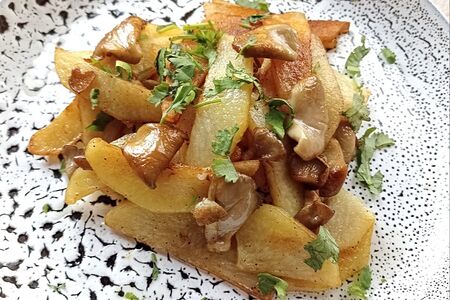 Жареный картофель с грибами по-домашнему
