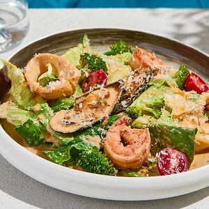 Теплый салат с морепродуктами 