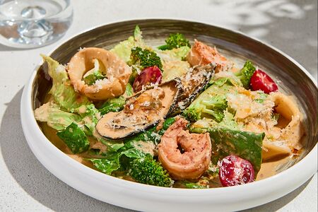 Теплый салат с морепродуктами 