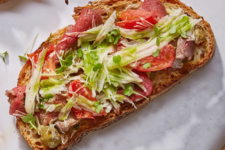 Брускетта с вырезкой и теплыми томатами