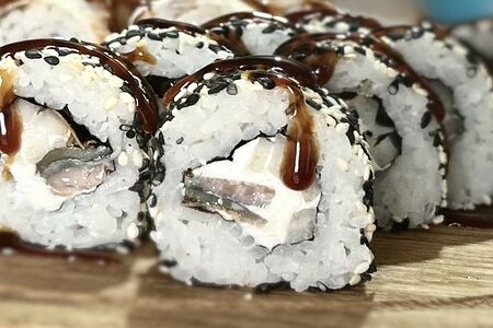 Ролл с угрем и кунжутом