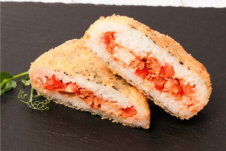 Онигирадзу с лососем