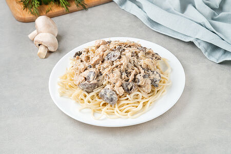 Паста с курицей и грибами в сливочном соусе