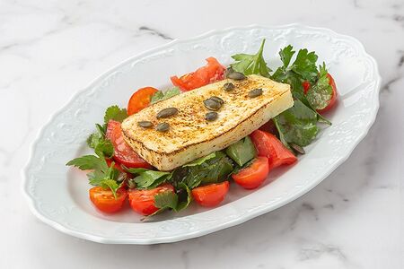 Салат с сыром панир, черри и зеленью