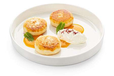 Сырники с соусом на выбор и сметаной