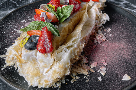 Наполеон с миндальными лепестками и ягодами