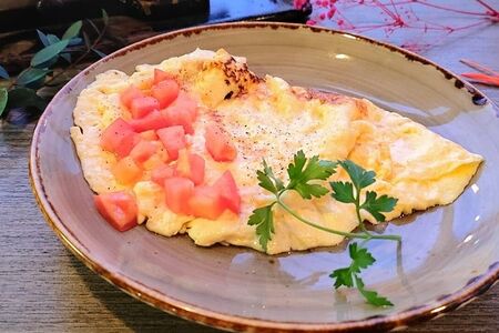 Омлет с помидорами и зеленью
