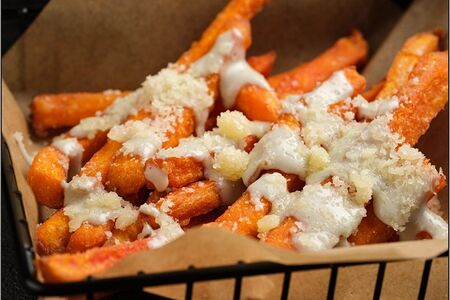 Батат фри с соусом блю чиз