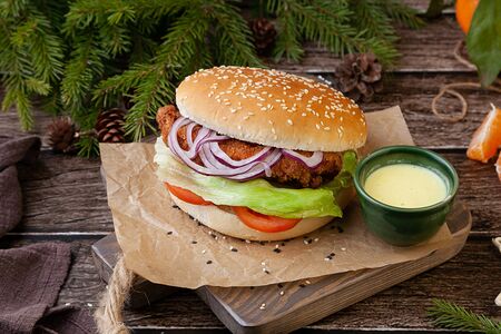 Бургер с курицей в хрустящей панировке