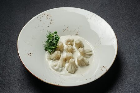 Мини-хинкали из курицы в соусе блю чиз