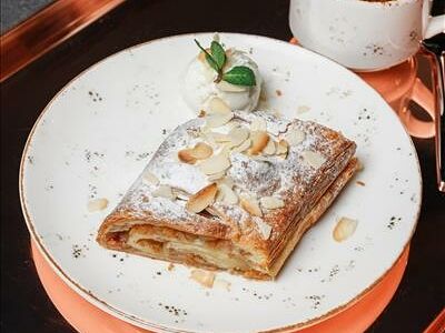 Яблочно-грушевый штрудель с мороженым