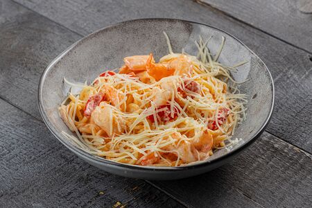 Спагетти с креветками и томатами черри