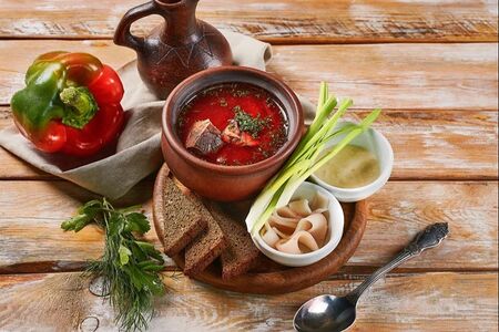 Борщ с салом и гренками