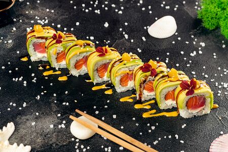 С лососем и тунцом в авокадо