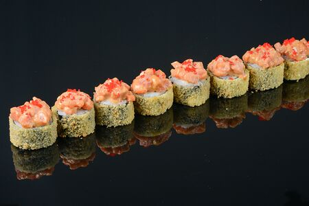 Жареный ролл с лососем и тунцом