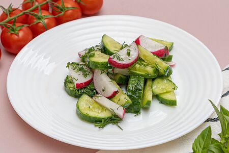 Салат из огурца и редиса