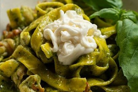 Тальятелле с песто, креветкой и страчателлой