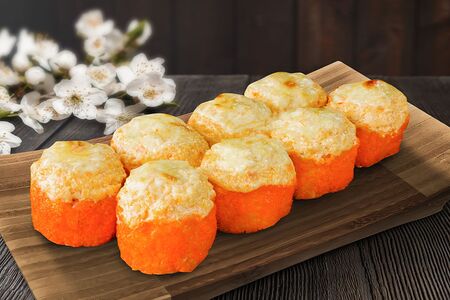 Запеченный ролл с креветкой тобико