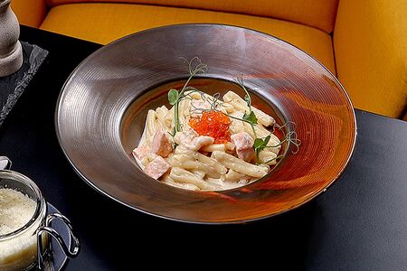 Казаречче с лососем и креветками в винном соусе с красной икрой