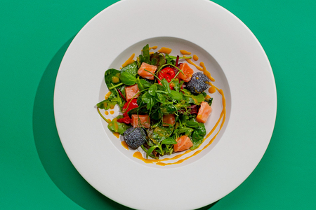 Салат с маринованным лососем и маком