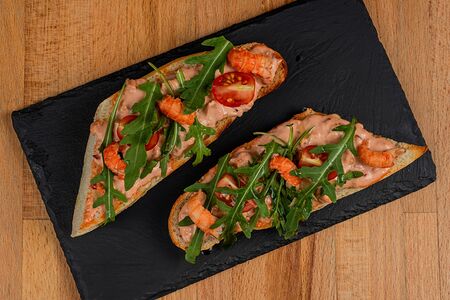 Брускетта с раковыми шейками и рукколой